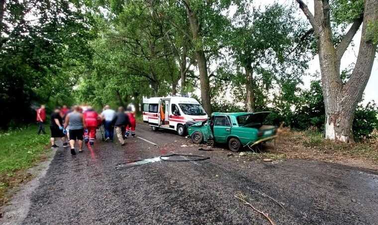В Київській області легковий ТЗ на швидкості в’їхав у дерево: є постраждалі