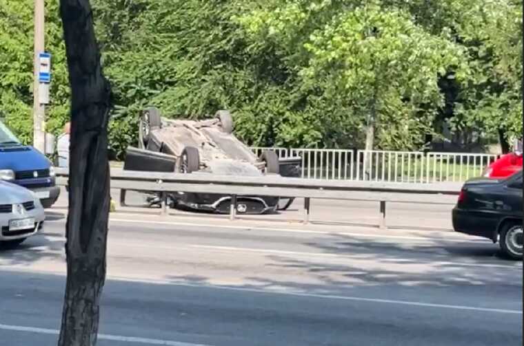 ДТП у Дніпрі: перекинулося авто, в якому були діти