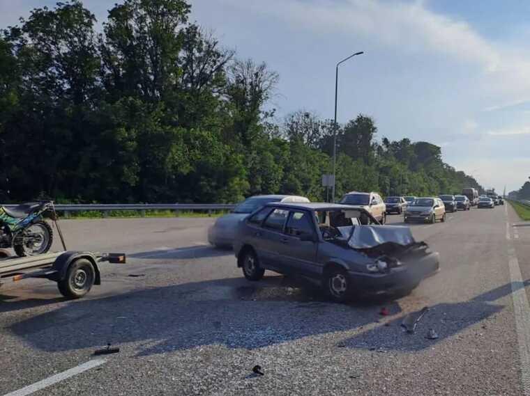 На Київщині легковик протаранив автобус: водій останнього втік, постраждали діти