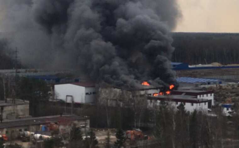 В Новгороде вспыхнул большой пожар в производственном здании