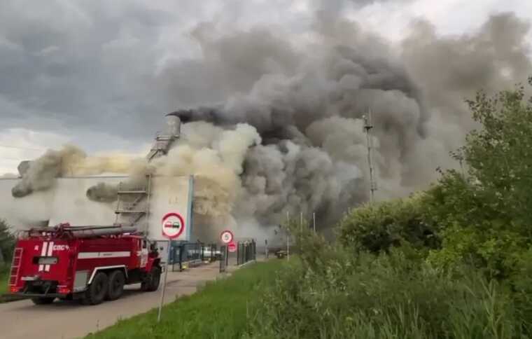 В Новгороде горит ТЭЦ: площадь пожара измеряется тысячами квадратных метров