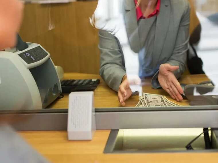 Українці скаржаться на обмінники: старі долари не приймають навіть після вимог НБУ