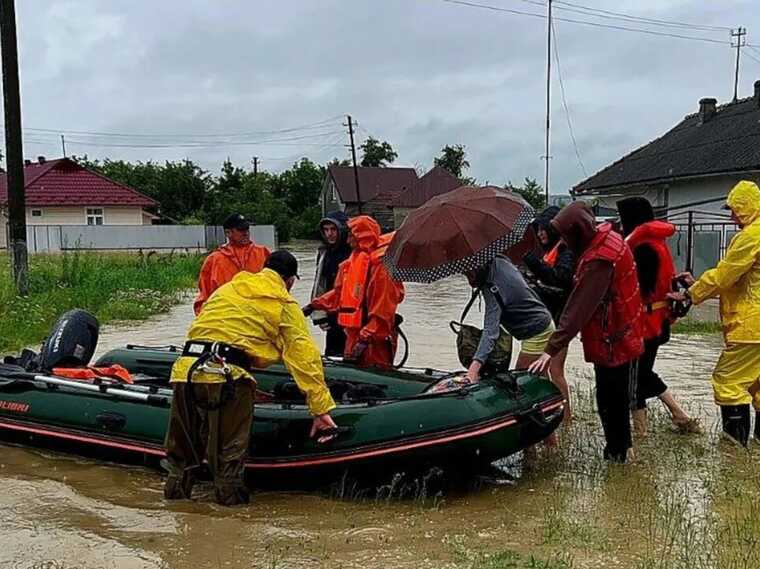 Внаслідок злив на Прикарпатті підтоплено близько 600 домогосподарств, людей евакуюють