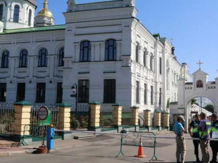 Прихожани УПЦ МП намагались потрапити в Києво-Печерську лавру попри заборону