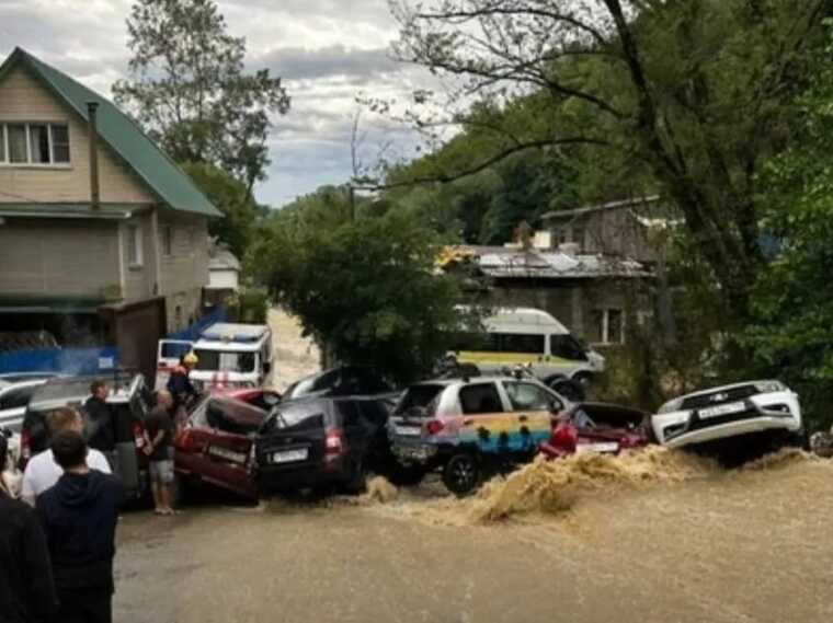 В Сочи произошел настоящий потоп: асфальт смыло, авто ушли под воду