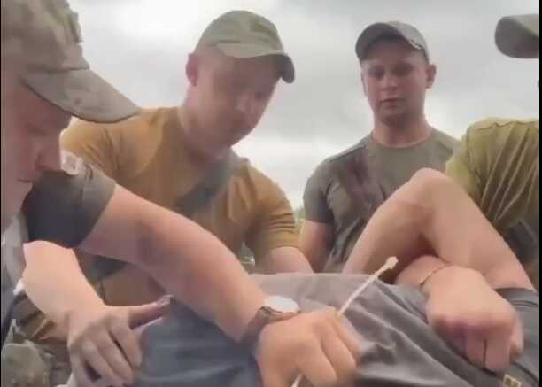 Військові «заламують» чоловіка: одеські прикордонники пояснили скандальне відео