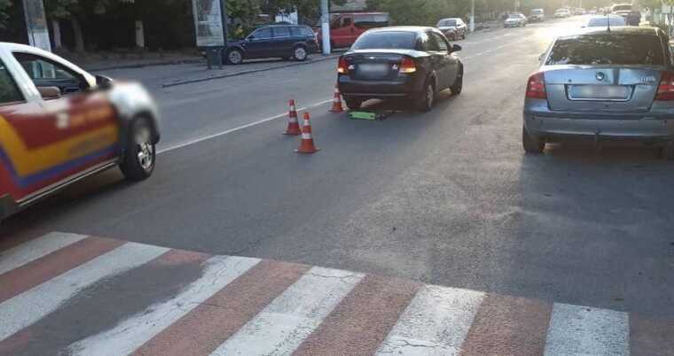 Під Києвом жінка на пішохідному переході збила дитину на самокаті