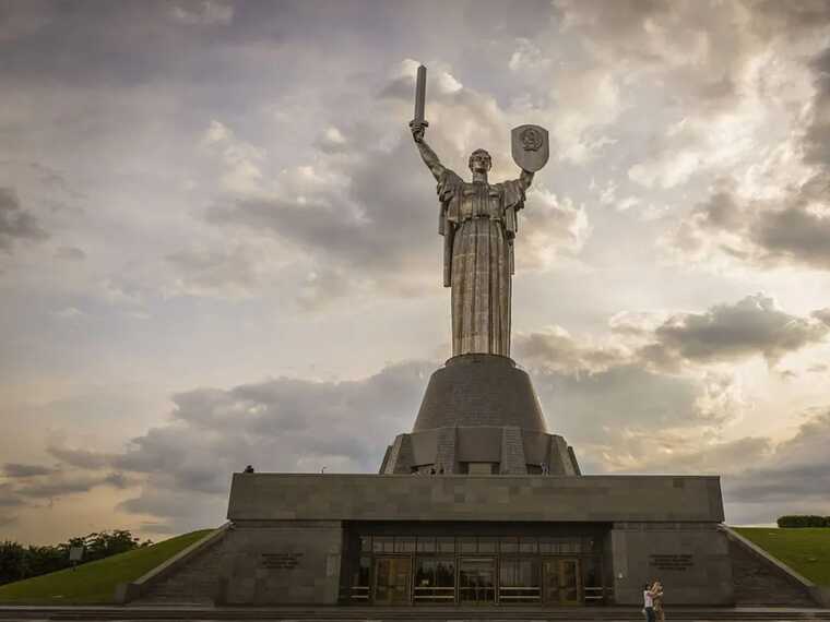 У Мінкульті показали, як виглядатиме щит монумента "Батьківщина-мати" із гербом України