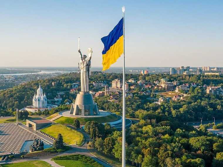 У Києві дозволили замінити радянську символіку на щиті "Батьківщина-мати"