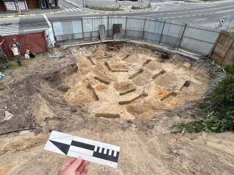 Під Києвом після демонтажу пам’ятника радянському солдату виявили братське поховання