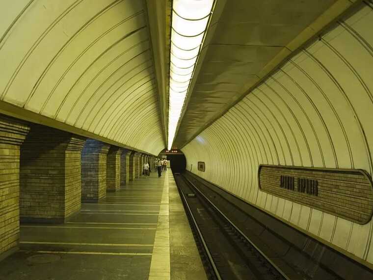 Біля метро Києва з’явилися покажчики з новою назвою перейменованої станції "Дружби народів"