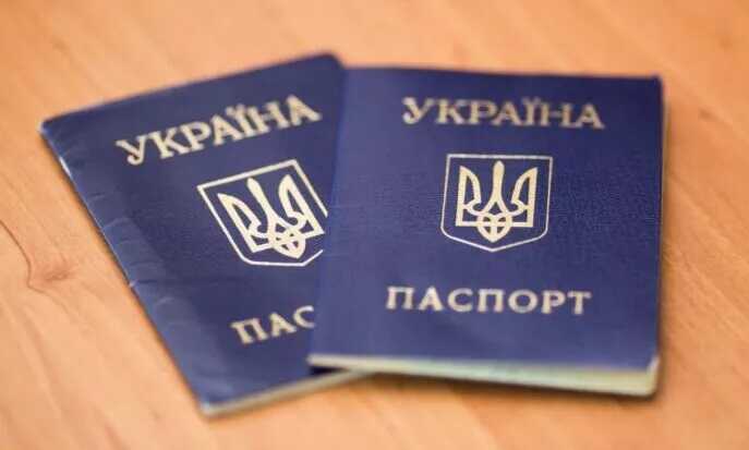 Вклеювання фото в паспорт-книжечку. У МВС нагадали про зміну термінів