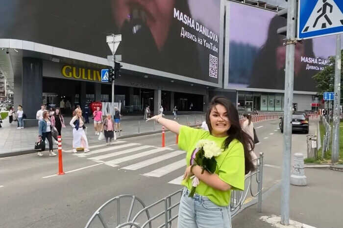 Онука Данилова поскаржилася на хейт за рекламу свого кліпу на фасаді столичного ТРЦ