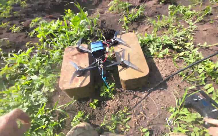 Украинские военные показали прямое попадание дроном-камикадзе в окоп с оккупантами