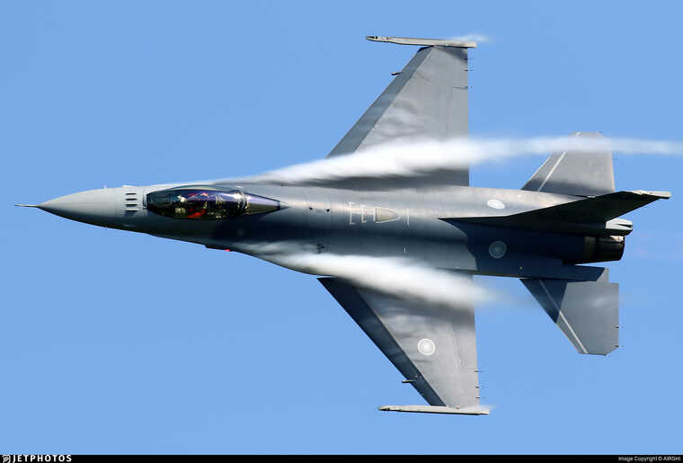  ,        F-16