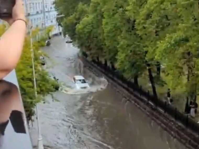 Москву затопила потужна злива, вулиці перетворилися на річки