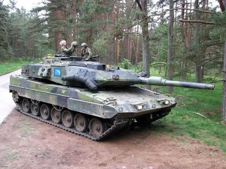        Stridsvagn 122,    Leopard 2