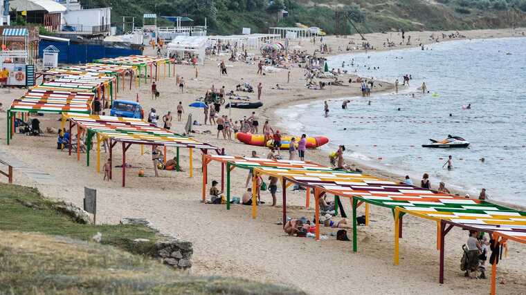 На пляже в оккупированном Севастополе мужчина послал отдыхающих россиян по известному маршруту