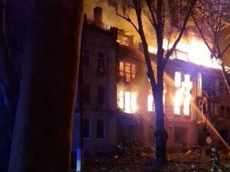 Обстріл Миколаєва: в житловому будинку виникла пожежа, постраждало 18 осіб