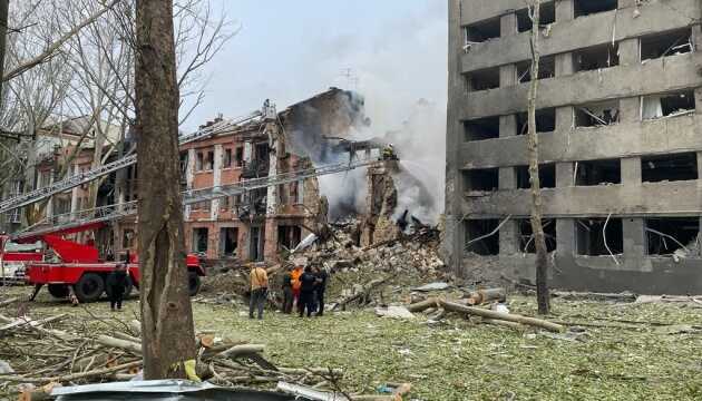 Окупанти вночі вдарили по будинку у Миколаєві: загинуло подружжя, постраждало 19 осіб