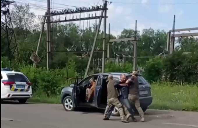 Під Чернівцями військкоми нещадно запакували цивільного та відвезли