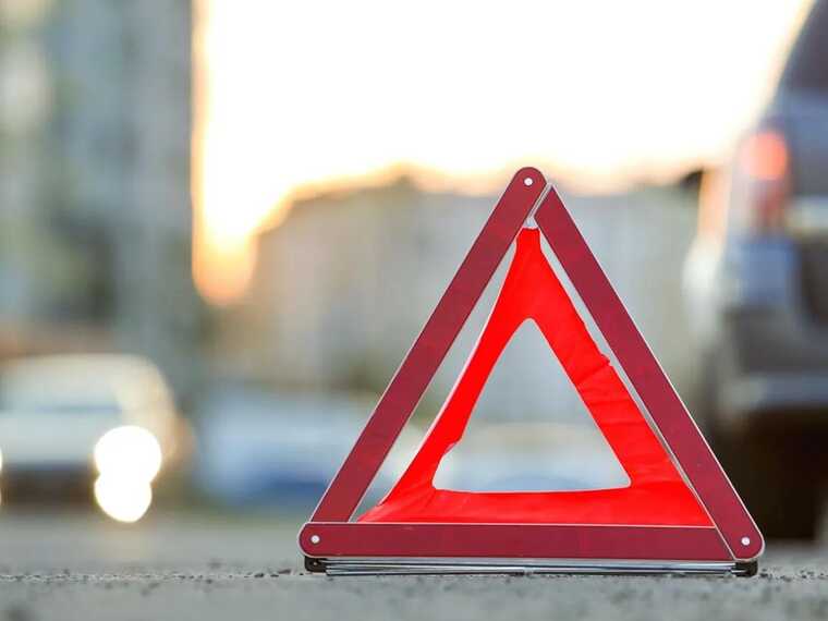 У Києві Mazda на швидкості виїхала на зустрічну смугу та протаранила Toyota