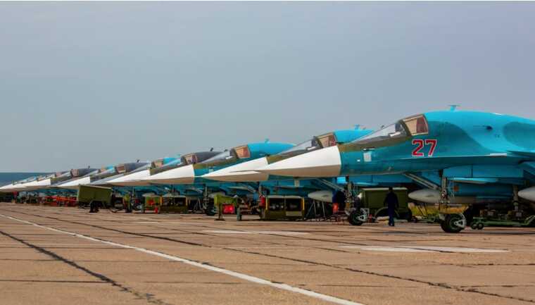 Окупанти малюють на військових аеродромах силуети літаків