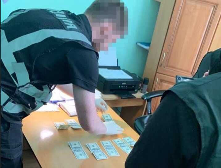 Во Львовской области начальник отдела военного медучреждения требовал взятку от раненого защитника