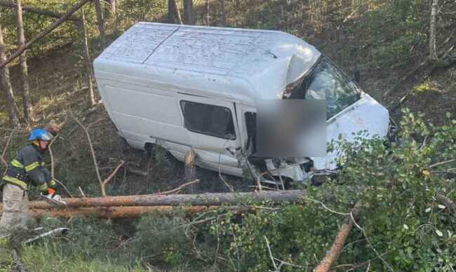 На автодороге Киев – Иванков спасатели деблокировали тело водителя из поврежденного микроавтобуса