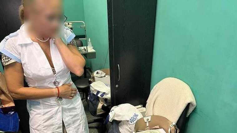 В Одесі офтальмолог отримала хабар від військовозобов’язаного