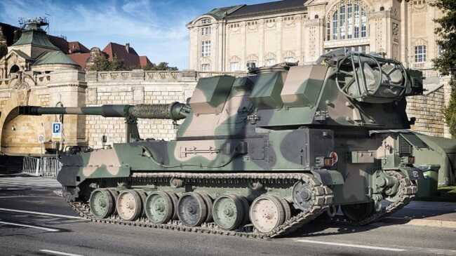 Наші воїни успішно нищать техніку окупантів із САУ "Краб"