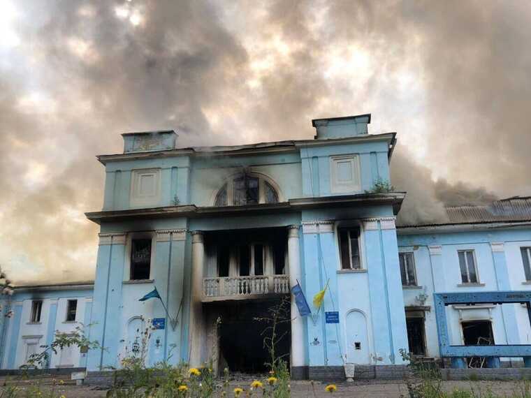 Россия атаковала кассетными снарядами Дворец культуры в Часовом Яру