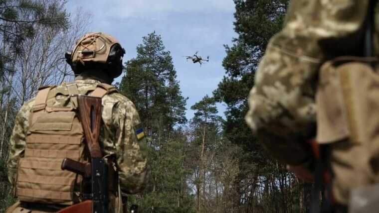 Українські спецпризначенці прицільно знищують ворога за допомогою дрона
