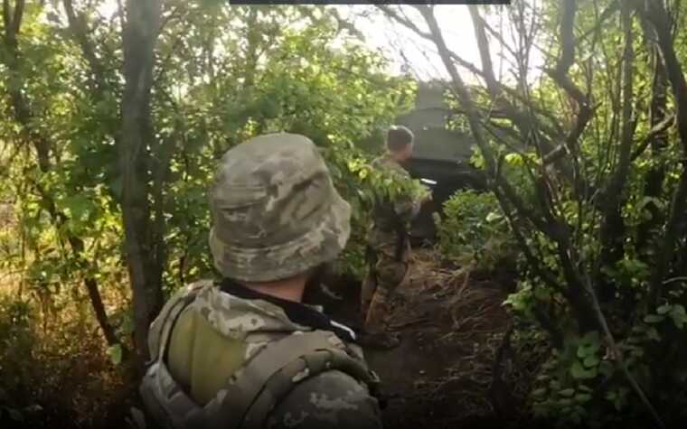 Німецька бронемашина Bergepanzer 2 рятує двох операторів БпЛА від удару з ПТРК