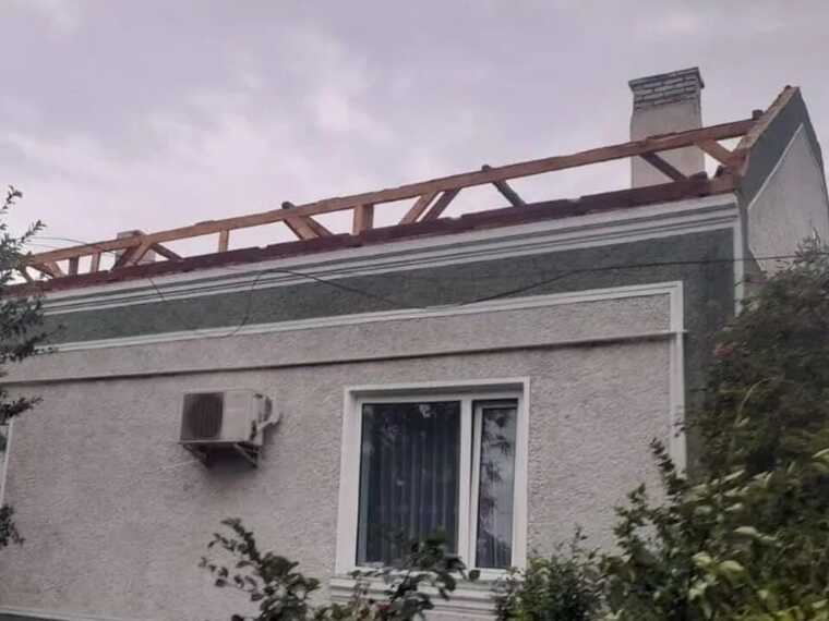 Негода накрила Прикарпаття: ураган зірвав дахи з будинків та звалив дерева