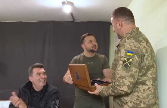 Зеленский наградил Залужного именным оружием, Сырскому – подарил картину
