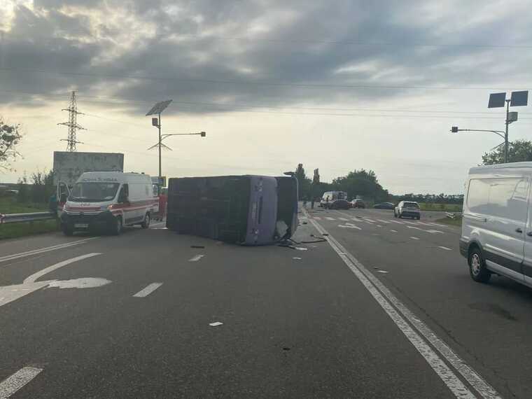 На Київщині через зіткнення з авто перекинувся автобус