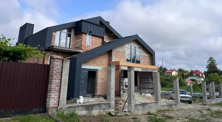 Син львівського військкома отримав у подарунок будинок із басейном