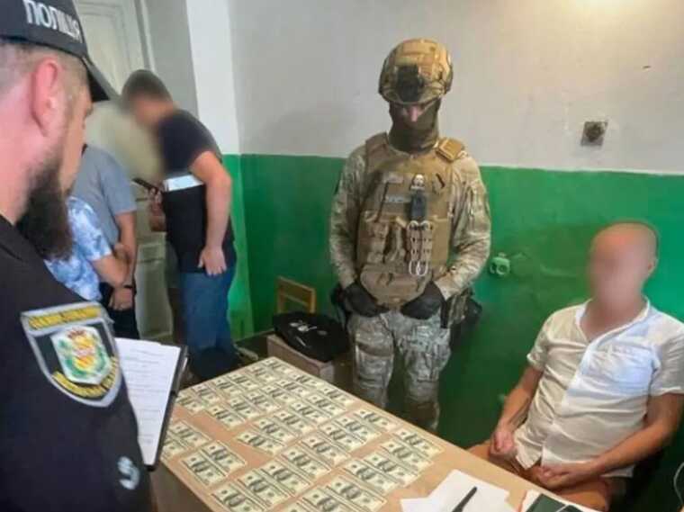 У Полтаві члени ВЛК продавали липові довідки ухилянтам: одного спіймали з хабарем