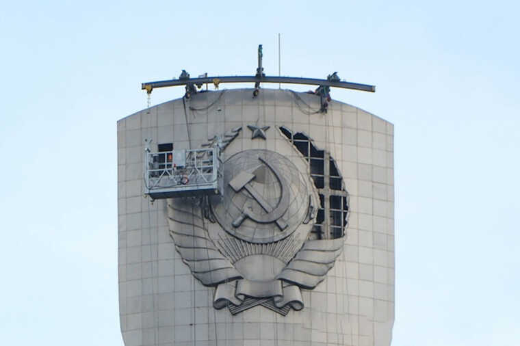 В Киеве начали демонтаж герба на монументе "Родина-Мать"