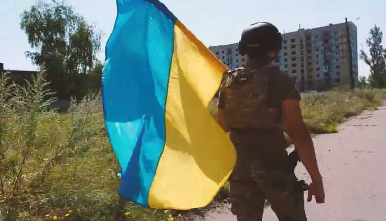 Авдіївка – це Україна! Українські захисники встановили український прапор на багатоповерхівці біля "нуля"