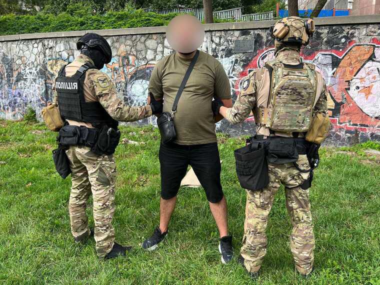 Заблокував рух кареті ШМД: київські поліцейські затримали водія позашляховика