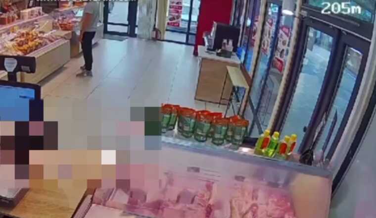 Момент ракетної атаки по Запоріжжю потрапив на камеру крамниці