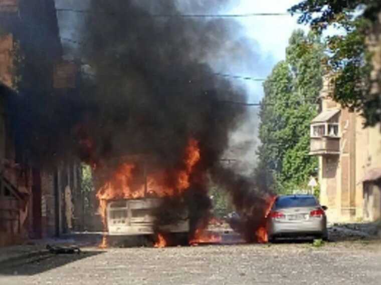 Окупанти поскаржилися на обстріл Донецька, спалахнули авто