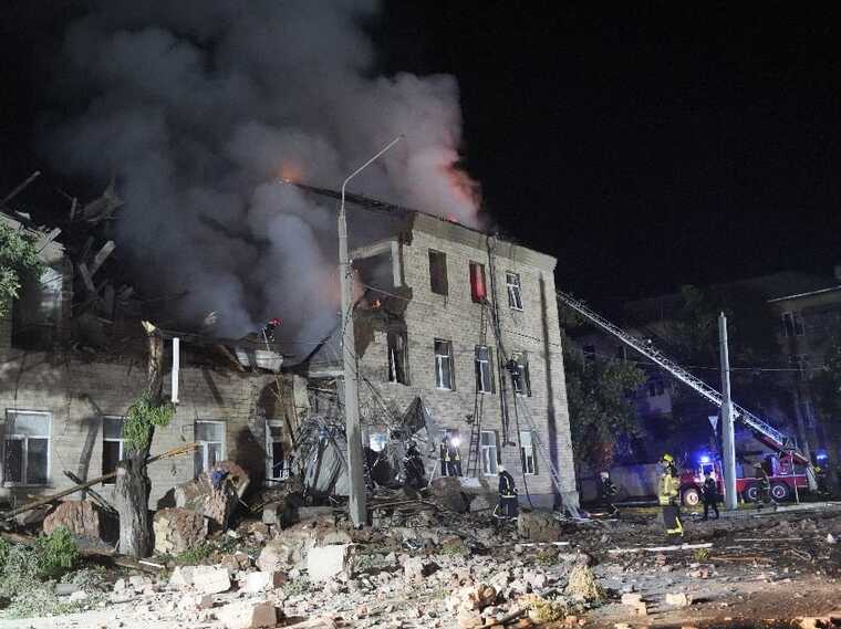 Кадри з Харкова, який цієї ночі окупанти атакували "Шахедами"