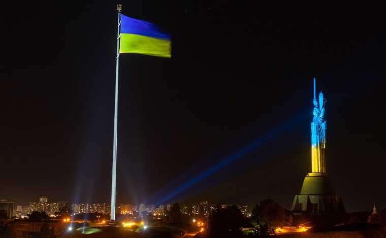 Залишився серп і молот: триває демонтаж радянської символіки з монумента "Батьківщина-матір"