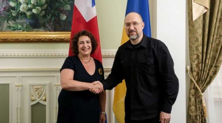 Шмигаль и посол Британии Симмонс обсудили усиление сотрудничества между Киевом и Лондоном