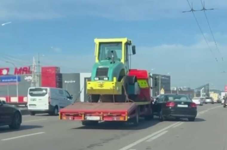 ДТП в Киеве: столкнулись легковушка и эвакуатор, перевозивший каток