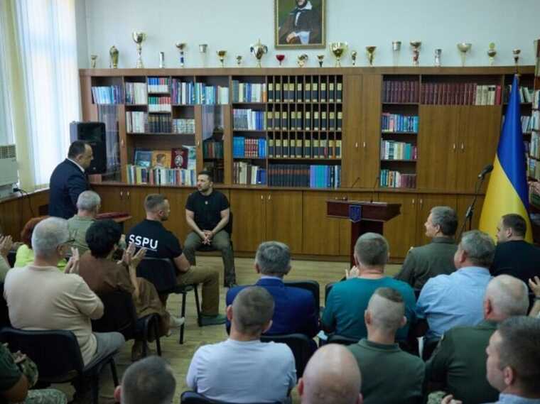 "Все мы – граждане Украины": Зеленский в Берегово встретился с представителями венгерской громады