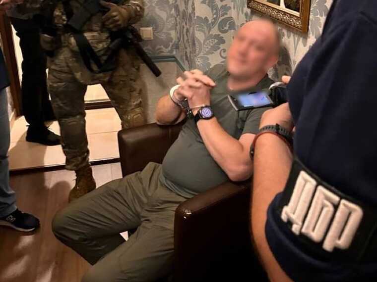 Затримано чиновника КМВА, який за гроші допомагав чоловікам втікати з України